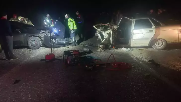 Bursa’da İki Otomobil Kafa Kafaya Çarpıştı: 3 Yaralı