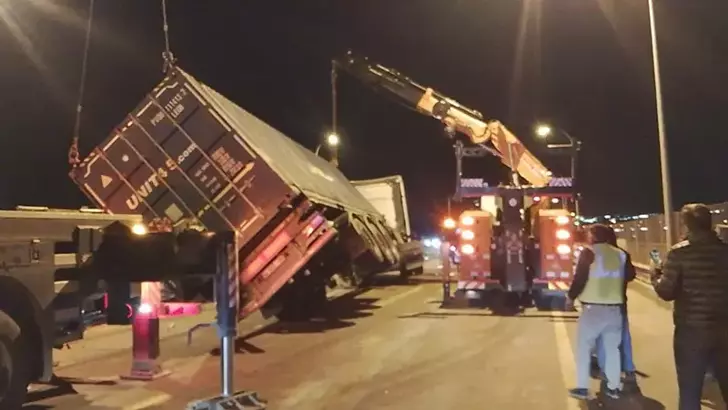 Büyükçekmece TEM Otoyolu’nda konteyner yüklü TIR devrildi: Şoför yaralandı