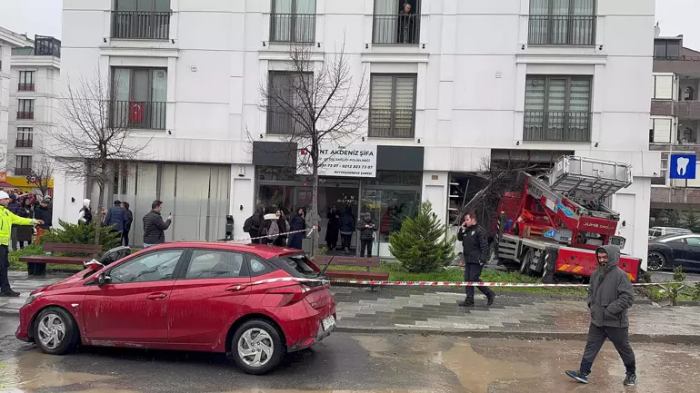 Büyükçekmece’de Nakliye Kamyonu Diş Polikliniğine Daldı: 2 Yaralı, Sürücü Kaçtı