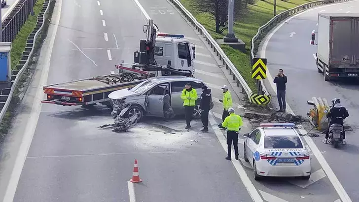 Esenler’de Refüje Çarpan Cip Devrildi