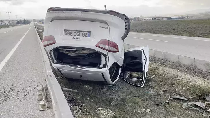 Eskişehir’de otomobil refüje çarpıp takla attı: 5 yaralı