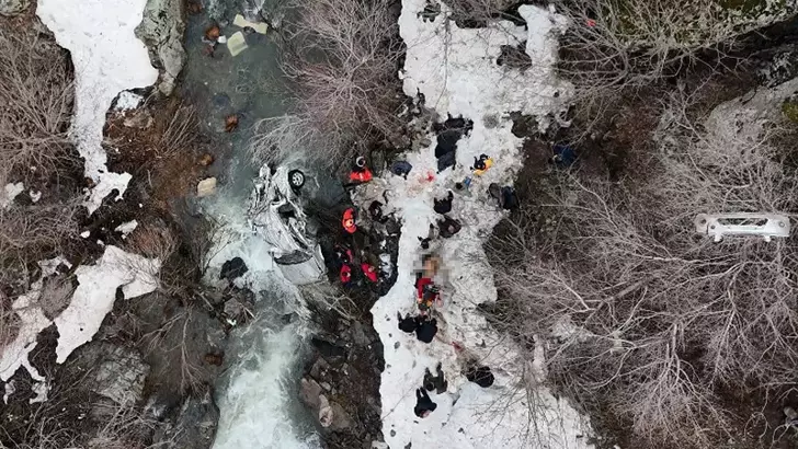 Hafif Ticari Araç Dereye Uçtu: 3 Ölü, 5 Yaralı