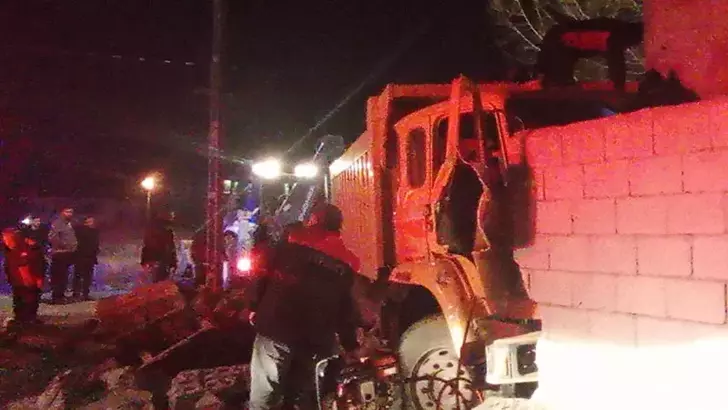 Iğdır’da kamyon eve girdi: 1 yaralı