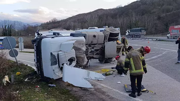 İnegöl’de Beton Tankeri Refüje Devrildi: Sürücü Ağır Yaralı