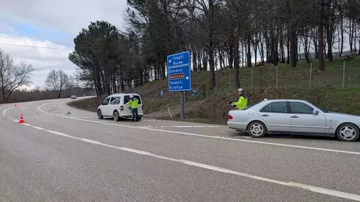 İnegöl’de hafif ticari araç ile otomobil çarpıştı: 2 yaralı