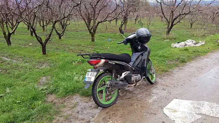 İnegöl’de Motosiklet Çukura Düştü: Baba ve Oğlu Yaralandı