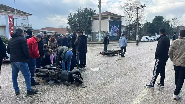 İnegöl’de Motosikletler Kafa Kafaya Çarpıştı: 1’i Ağır 2 Yaralı
