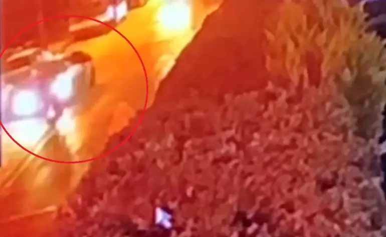 İnegöl’de otomobil ile motosiklet kafa kafaya çarpıştı: 2 genç yaralandı