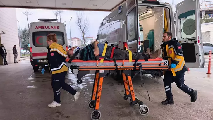 İnegöl’de Servis Aracından İnen Sürücüye Minibüs Çarptı: 1 Ağır Yaralı