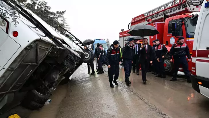 Isparta’da Cezaevi Ring Aracı Devrildi: 3 Jandarma Yaralı