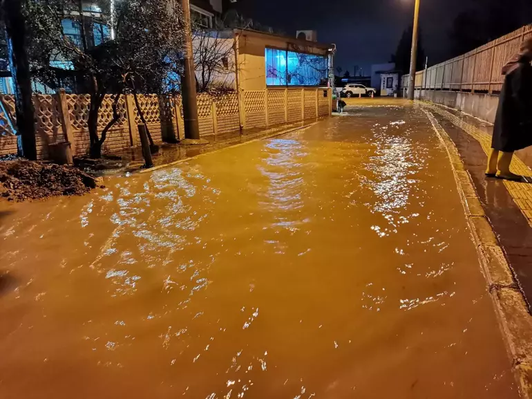 İzmir’de Alt Geçidi Su Bastı: Mahsur Kalan Sürücü Hayatını Kaybetti