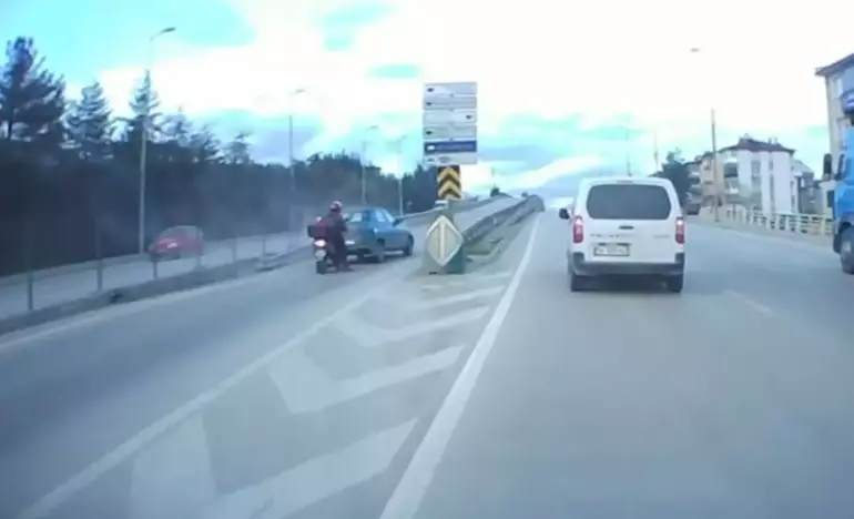 Karabük’te Otomobil Bariyere Çarptı: Kaza Anı Kamerada