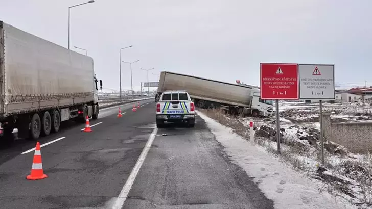 Kars-Ardahan Kara Yolunda Gizli Buzlanma Kazaya Neden Oldu
