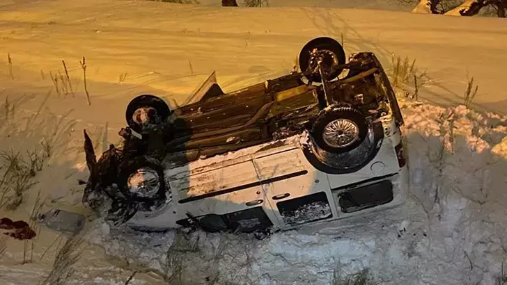 Kars’ta buzlanan yolda araç şarampole yuvarlandı: 2 yaralı