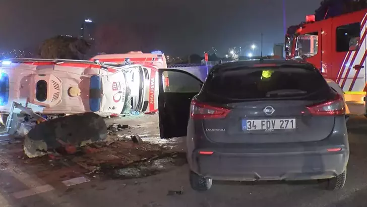 Kartal’da Ambulans ile Cip Çarpıştı: 3 Kişi Yaralandı