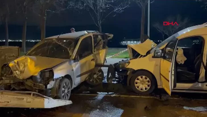 Kartal’da Hafif Ticari Araç Park Halindeki Otomobile Çarptı: 4 Yaralı