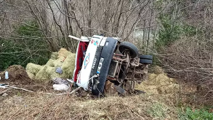 Kastamonu’da Saman Yüklü Kamyon Devrildi: 2 Kişi Yaralandı