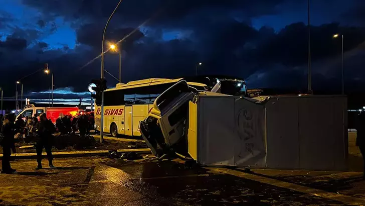 Kayseri’de yolcu otobüsü ile kamyonet çarpıştı: 5 kişi yaralandı