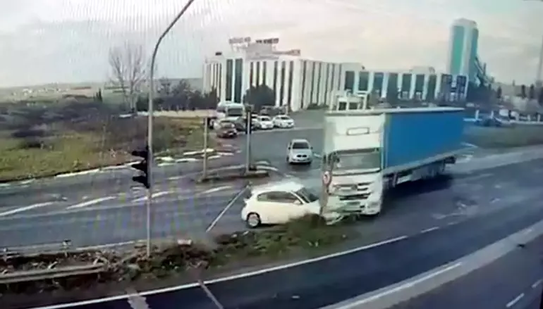 Kırmızı Işık İhlali Yapan TIR Otomobili Metrelerce Sürükledi: 1 Ağır Yaralı