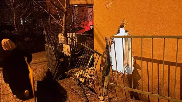 Kocaeli’de Akılalmaz Kaza: Geri Manevra Yapan Kamyonet Evin Duvarını Yıktı, Salonda Oturan Adam Yaralandı