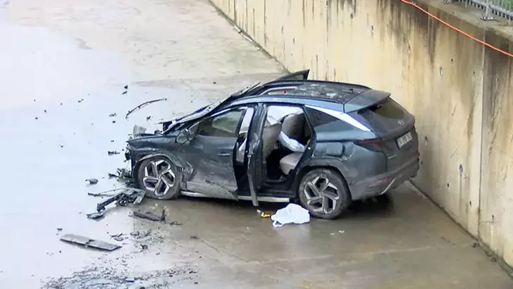 Küçükçekmece’de kaza yapan otomobil dereye uçtu