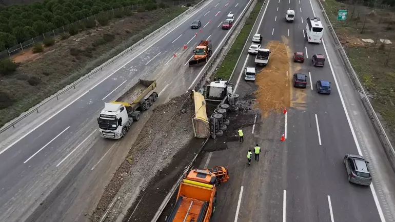 Kuzey Marmara Otoyolu’nda Hafriyat Kamyonu Devrildi, Trafik Yoğunluğu Oluştu