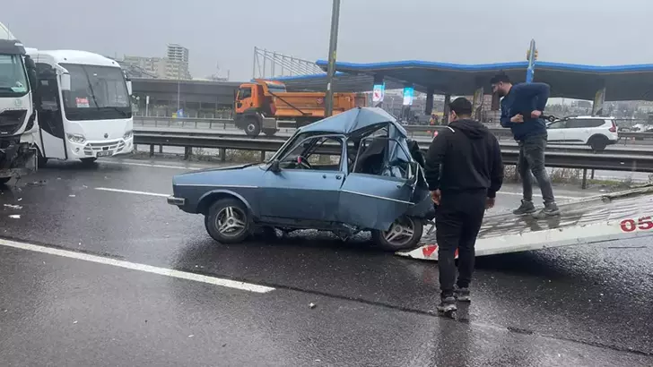 Kuzey Marmara Otoyolu’nda TIR Otomobile Çarptı: Sürücü Araçta Sıkıştı