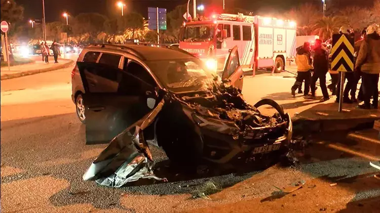 Maltepe’de iki otomobil kafa kafaya çarpıştı: 6 yaralı