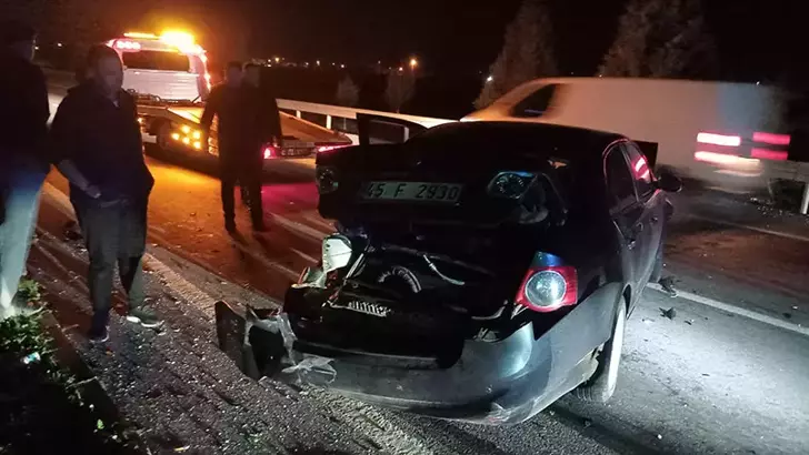 Manisa’da Bariyerlere Çarpan Otomobil Hurdaya Döndü: Sürücü Yara Almadan Kurtuldu
