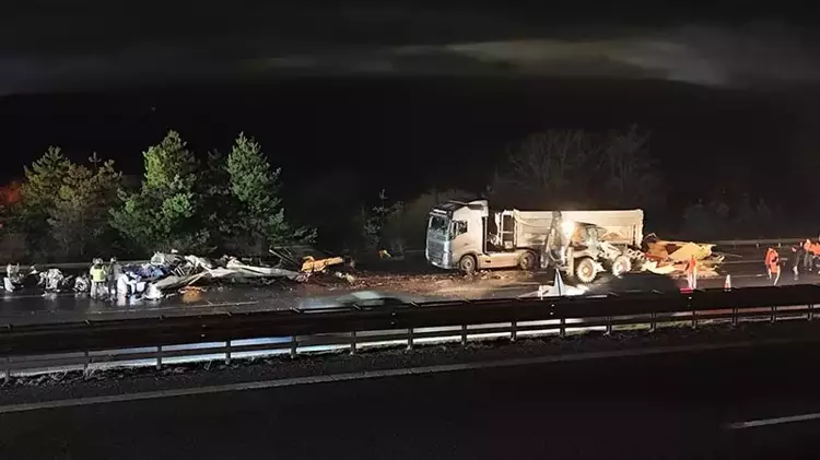 Otoyolda kamyon ile TIR çarpıştı: 1 yaralı