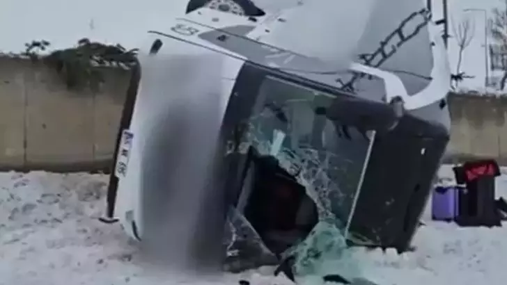 Patnos’ta Yolcu Otobüsü Devrildi: 1’i Ağır 16 Yaralı