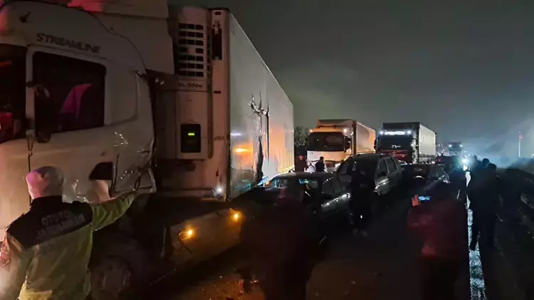 Sakarya’da Anadolu Otoyolu’nda 17 Araçlı Zincirleme Kaza: 7 Yaralı, Ankara Yönü Ulaşıma Kapandı