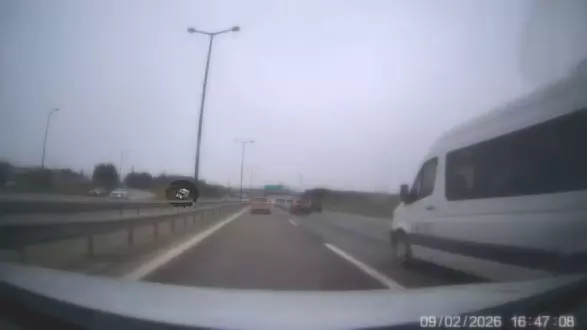 Sancaktepe’de Kamyonet Polis Aracına Çarptı: Kaza Kamerada