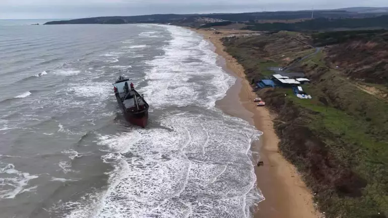 Sarıyer’de karaya oturan geminin son durumu havadan görüntülendi