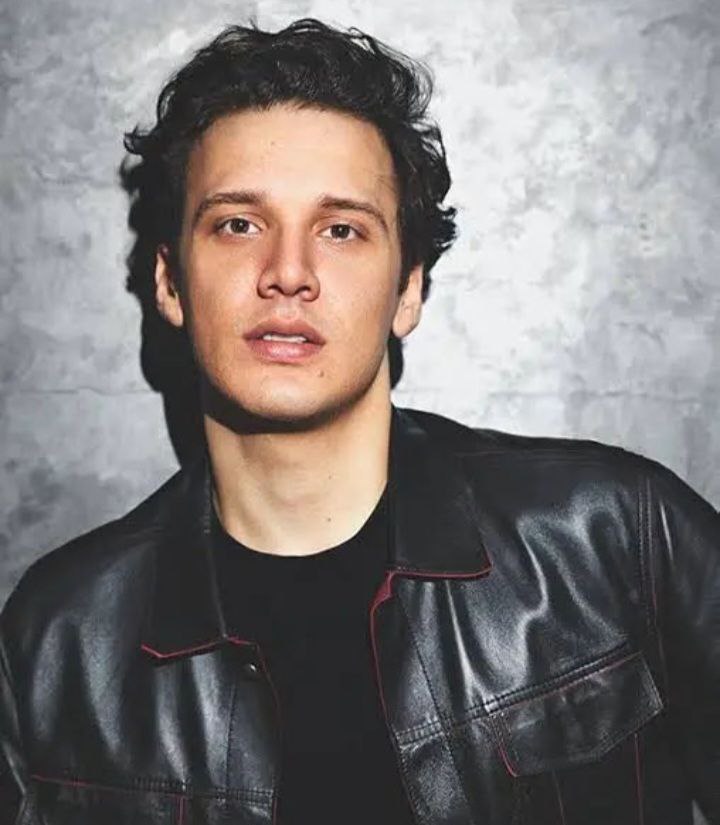 Şarkıcı Edis Hakkında Yakalama Kararı