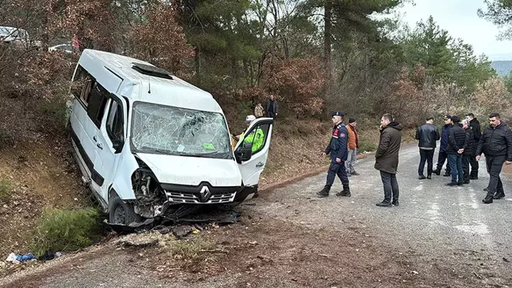 Senegalli Öğrencileri Taşıyan Minibüs Alt Yola Uçtu: 17 Yaralı