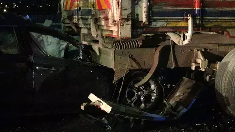 Silivri’de Feci Kaza: Tekerleği Kopan Otomobil Kamyona Çarptı
