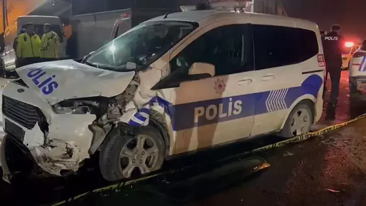 Sultanbeyli’de polis aracı kazaya karıştı: 2’si polis 3 yaralı