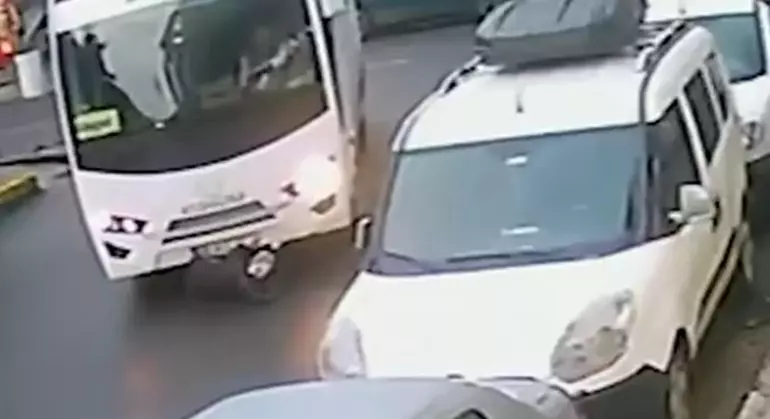 Tekirdağ’da midibüsün çarptığı kadın yaralandı; kaza kamerada