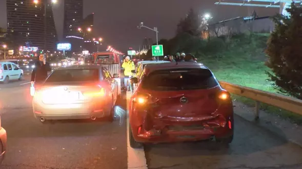 Ümraniye TEM Otoyolu'nda Zincirleme Kaza: 8 Araç Birbirine Girdi, Trafik Kilitlendi