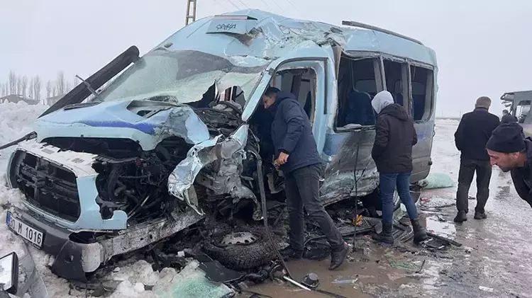 Yüksekova’da halk otobüsü ile minibüs çarpıştı: 18 yaralı