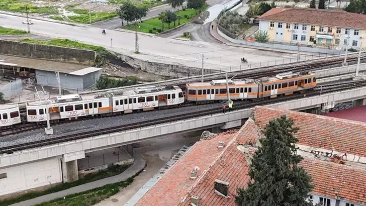 Adana’da Faciadan Dönüldü: Yolcu Dolu Metro Vagonu Raydan Çıktı