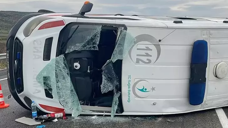 Adana’da Lastiği Patlayan Ambulans Devrildi: 3 Sağlık Personeli Yaralandı
