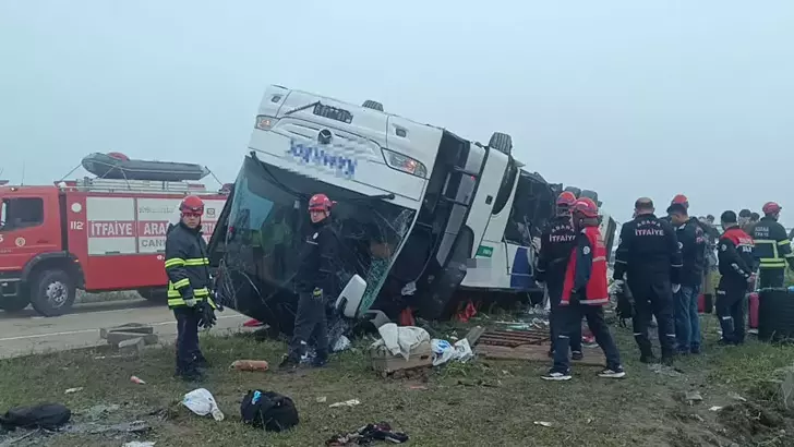 Adana’da Yolcu Otobüsü Refüje Devrildi: 2 Ölü, 20 Yaralı