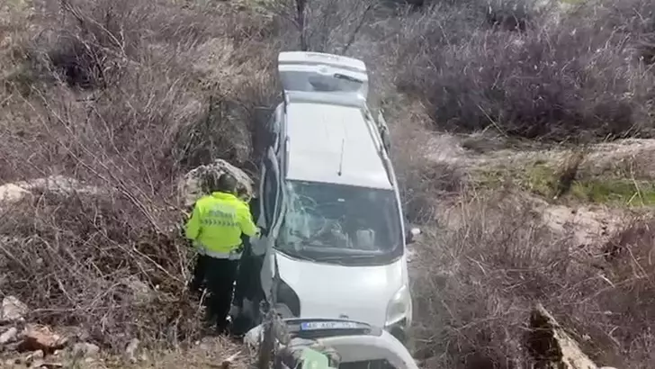 Adıyaman’da Hafif Ticari Araç Şarampole Devrildi: 2’si Çocuk 4 Yaralı