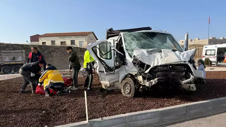 Aksaray’da kamyonet ile ekmek dağıtım aracı çarpıştı: 6 yaralı