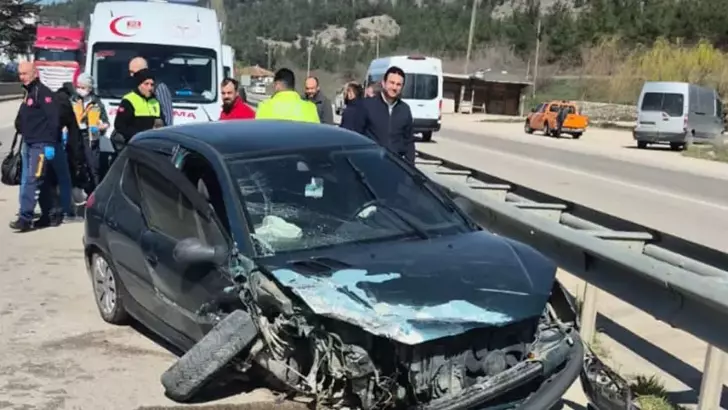 Amasya’da Otomobil ile Kamyonet Çarpıştı: 3 Yaralı