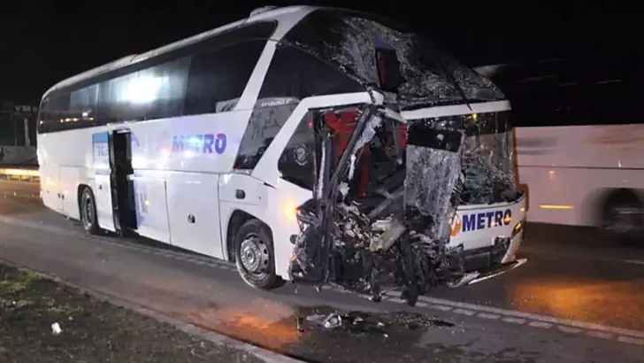 Amasya’da Yolcu Otobüsü TIR’a Çarptı: 11 Yaralı