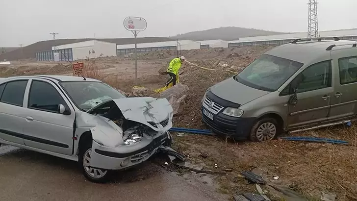 Ankara'da Feci Kaza: Kayganlaşan Yolda İki Araç Çarpıştı, 1 Ölü 5 Yaralı
