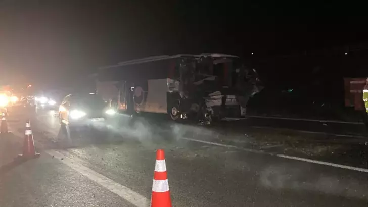 Ankara’da Yolcu Otobüsü TIR’a Çarptı: 1 Ölü, 15 Yaralı